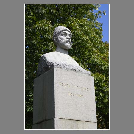 Скульптура Косты Хетагурова, великого осетинского поэта, революционера, общественного деятеля.