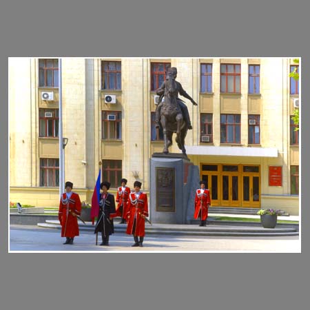 Почетный казачий караул у памятника Кубанскому казачеству.