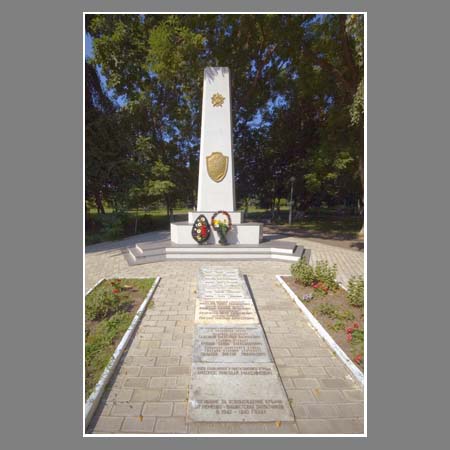 Памятник знаменитой летчице Е.Носаль в пос. Пашковском.