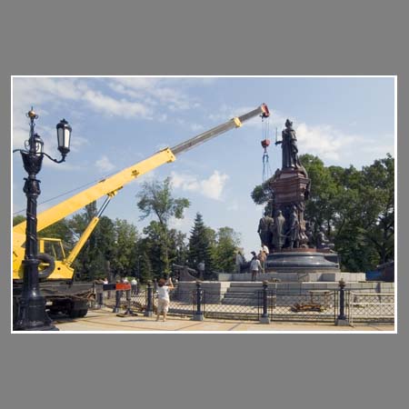 Заключительный этап строительства памятника Екатерине Второй в Краснодаре.