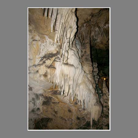 Гроздь сталактитов на стенах пещеры