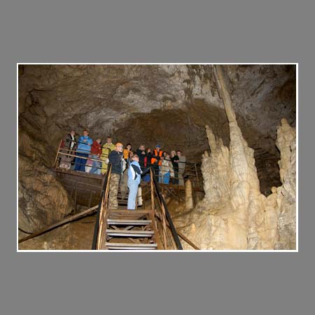 Туристы осматривают пещеру