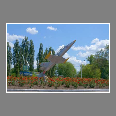 Памятник героям-летчикам на въезде в город.