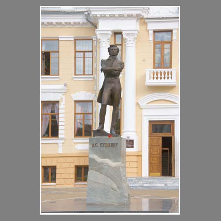 Памятник А.С.Пушкину а здания краевой библиотеки