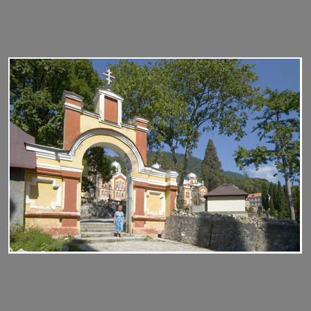Входные ворота Новоафонского монастыря.