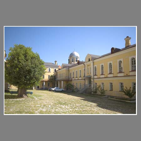 Внутренний дворик Ново-Афонского монастыря.