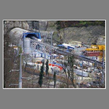 Строительство тоннеля для скоростной железной дороги в ущелье Ахцу.