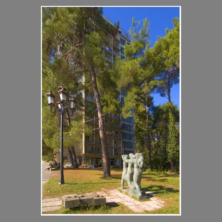 Скульптурная композиция на территории пансионата "Пицунда".