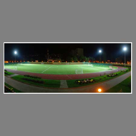 Ночной панорамный вид на футбольное поле училища.