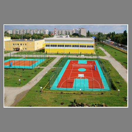 Спортивный комплекс училища. Вид на открытые игровые площадки и здание спортивного зала.