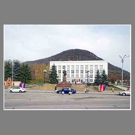 Площадь Ленина и здание Администрации курорта Железноводск.