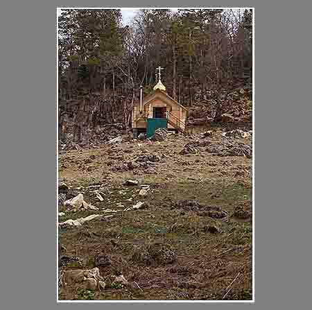 Православная часовня на склоне горы. Турбаза ЛагоНаки.