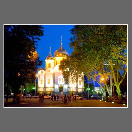 Вид на храм святого благоверного князя Александра Невского при вечернем освещении.