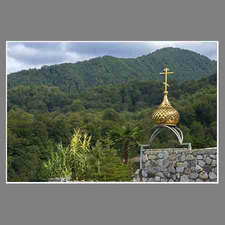 Православный крест на фоне гор Большого Кавказа