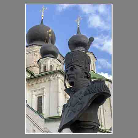 Памятник Матвею Платову на фоне куполов Воскресенского собора. Станица Старочеркасская, ноябрь, 2016