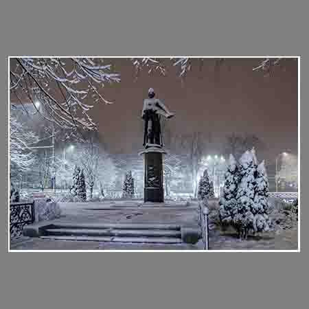 В Краснодаре - снегопад. Памятник А.В.Суворову 13.01.2022