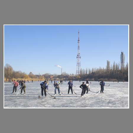 Зима в Краснодаре. Хоккей на льду замерзшего озера Карасун.