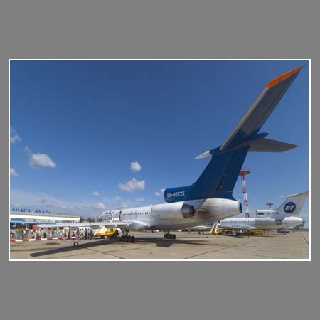 Посадка пассажиров в самолет ТУ-154  в аэропорту Анапы.